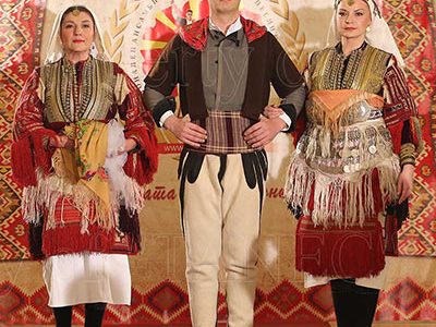 Танец ревија на носии од македонскиот фолклор