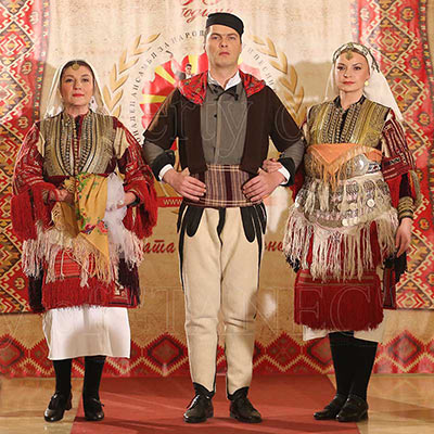 Танец ревија на носии од македонскиот фолклор